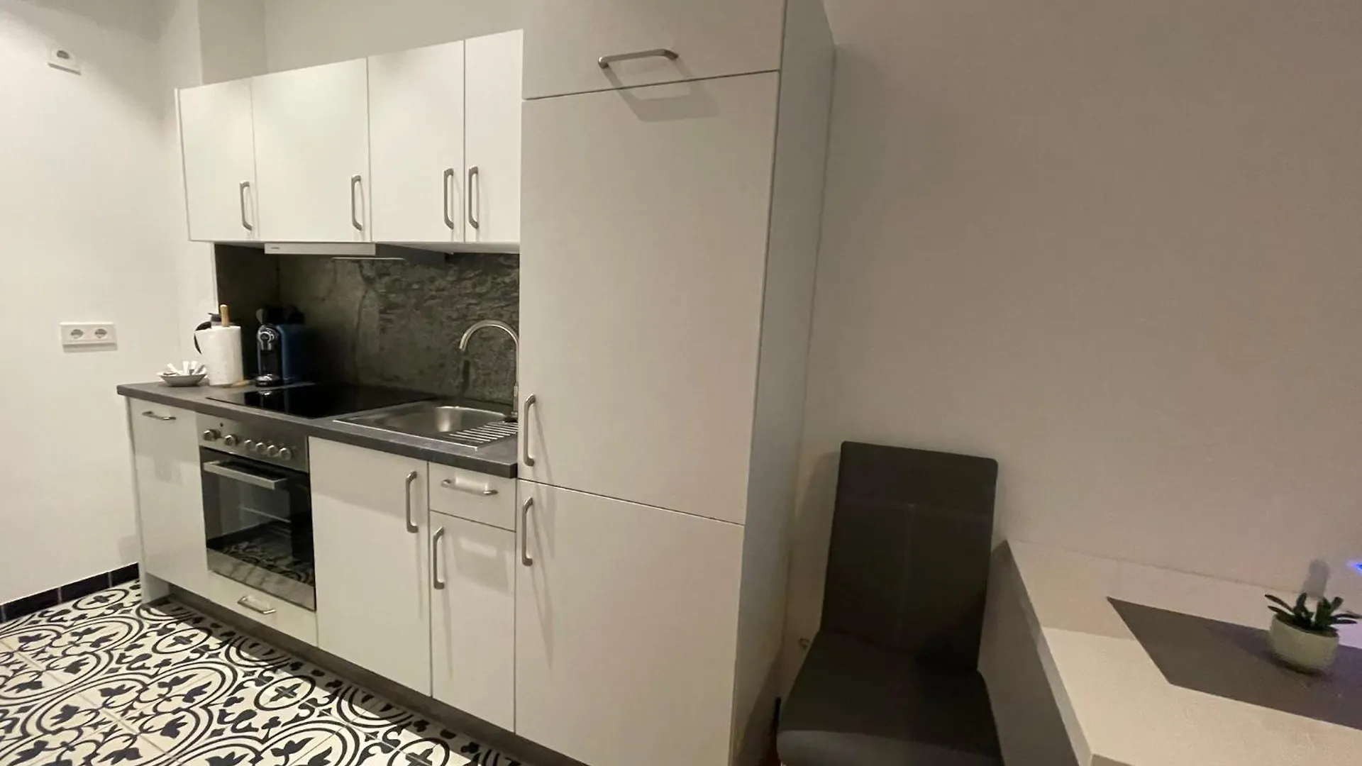 1St City La Opera Suites Viena 0*,