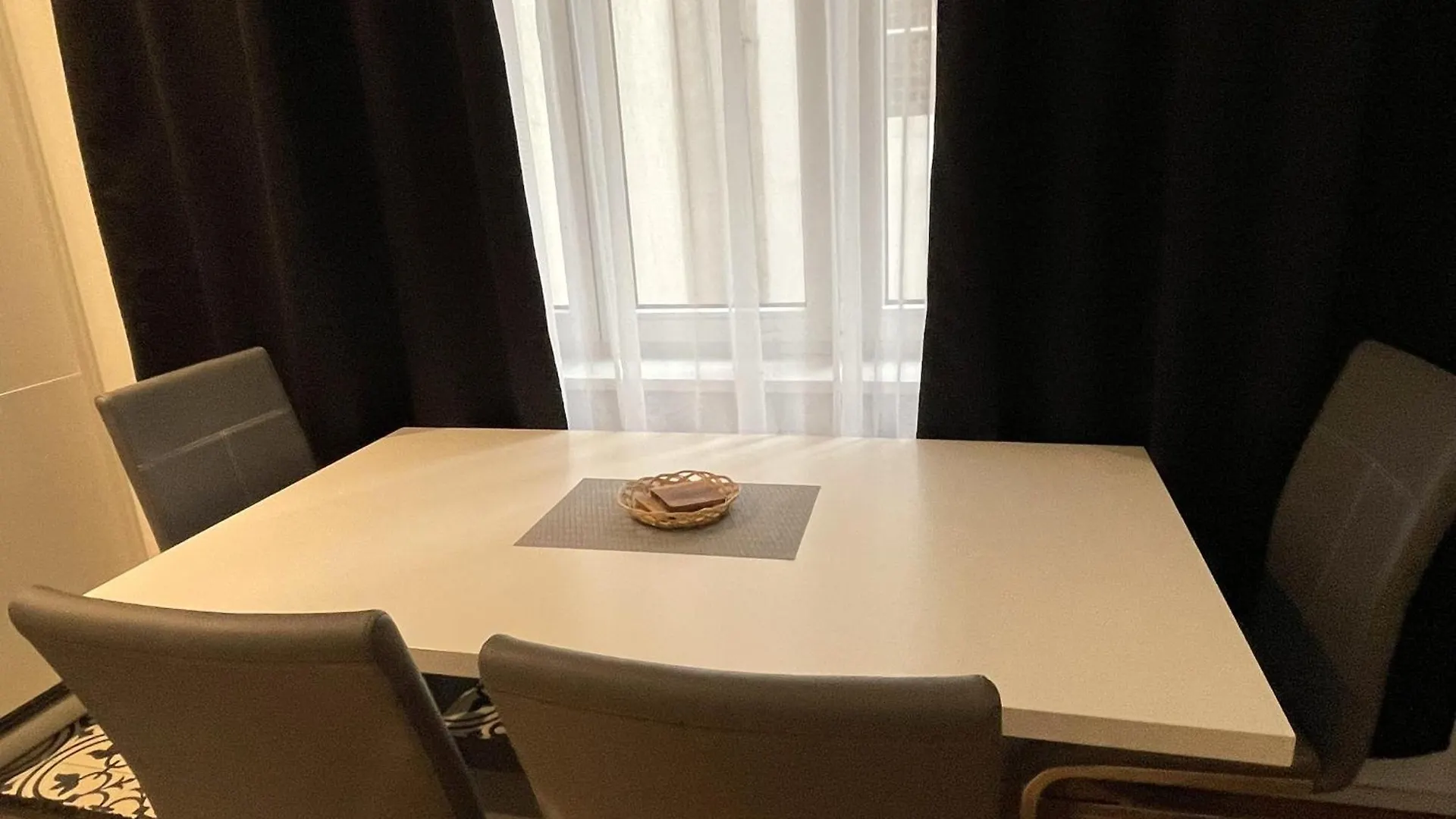1St City La Opera Suites Viena 0*,